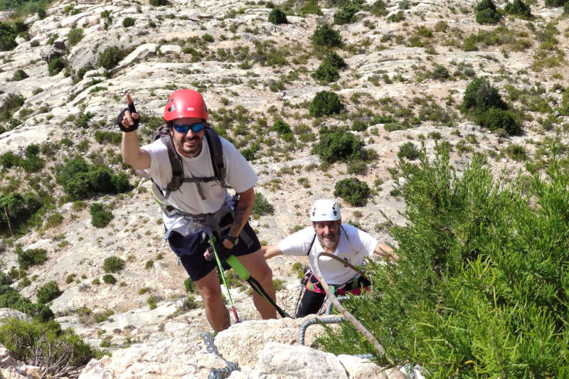 deporte de aventura en las vías ferratas cerca de morella