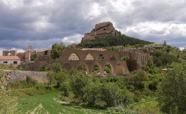 arcos de santa llúcia con el castillo de morella al fondo
