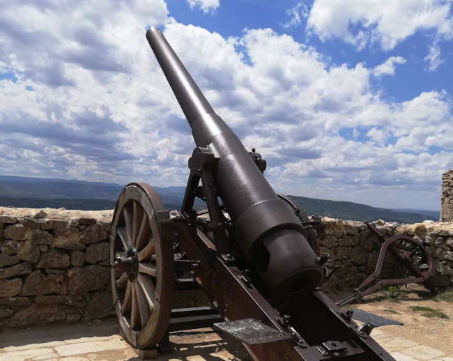 cañon dentro del castillo de morella