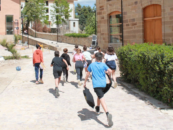 los equipos compiten entre ellos por ser los primeros en encontrar la herencia perdida de la familia giner
