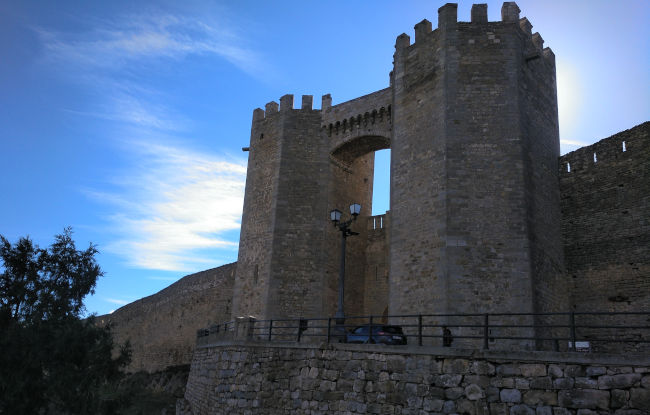 entrada a morella por las torres de san miguel