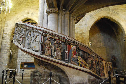detalle de escalera en el interior de la iglesia de Morella