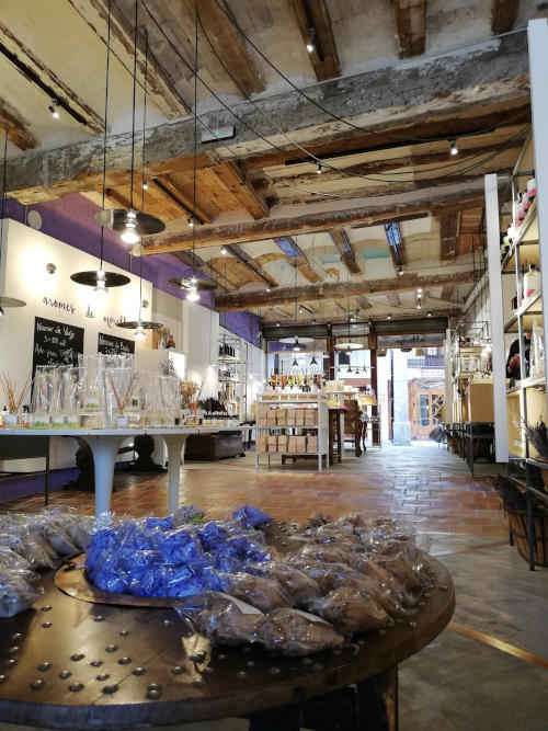 Comercio turístico en la calle principal de Morella